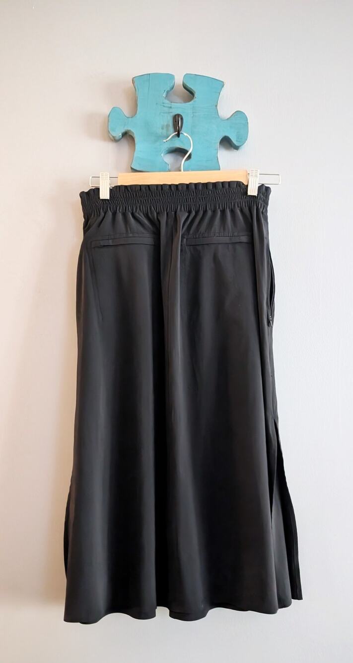 Athleta Black Midi Skirt XS Elastic Waist 4 Zip Pockets Side Slits